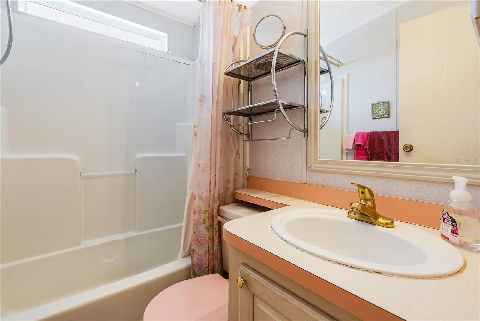 Bathroom with tub/shower