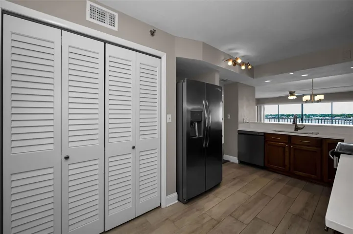 LAUNDRY CLOSET INCLUDING BOTH WASHER AND DRYER