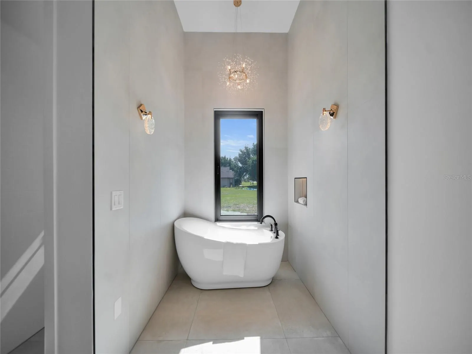Freestanding soaking tub