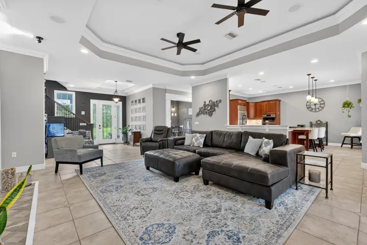 Living room w/tray ceiling