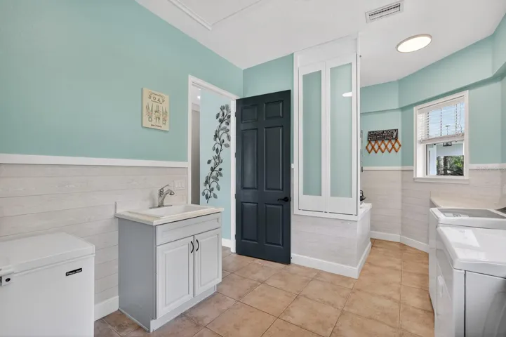 Laundry room with sink