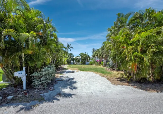 This might well be the lot you've been waiting for on the beach side of Gulf of Mexico Drive on Longboat Key!
