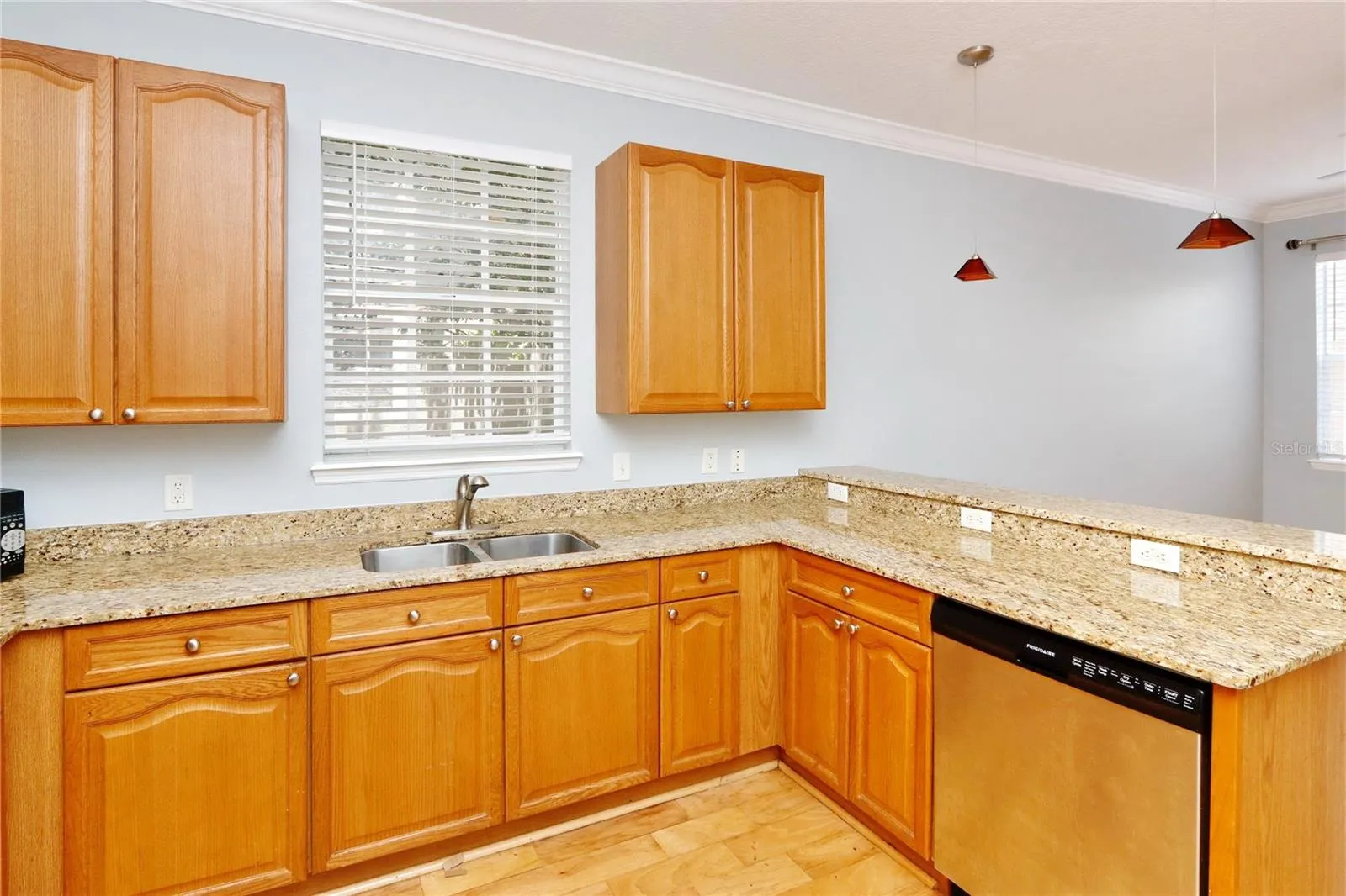 BREAKFAST BAR WITH PENDANT LIGHTS