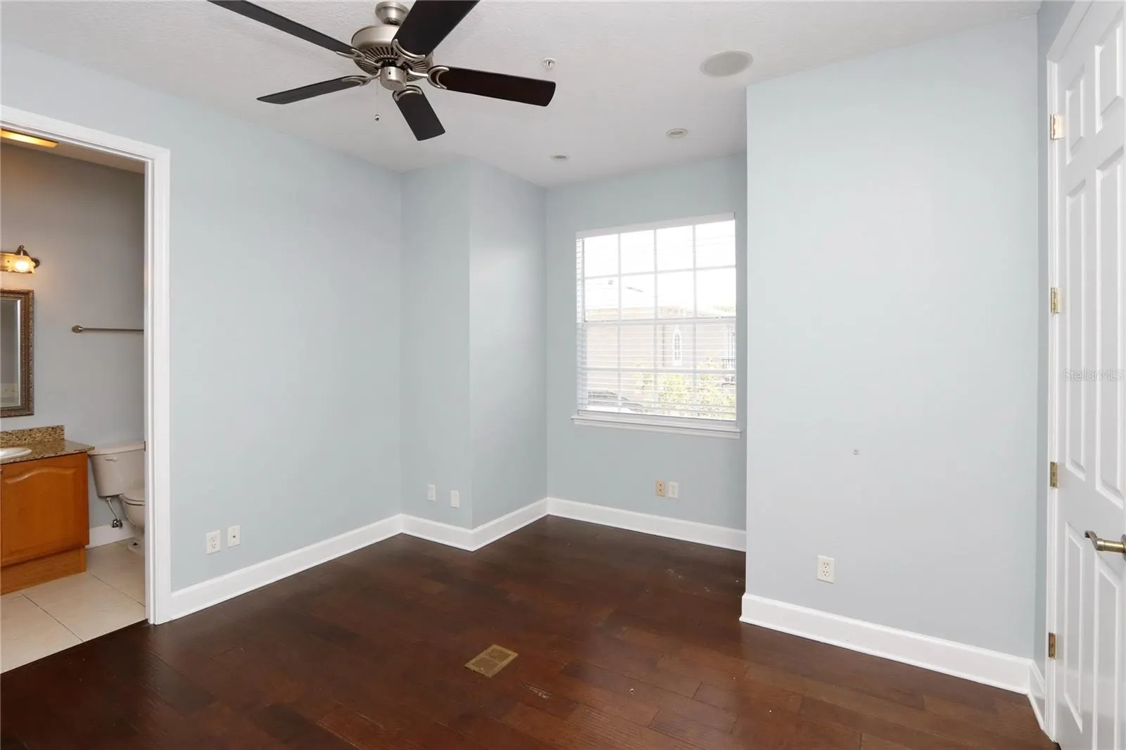3RD FLOOR UNSTAGED BEDROOM OR OFFICE