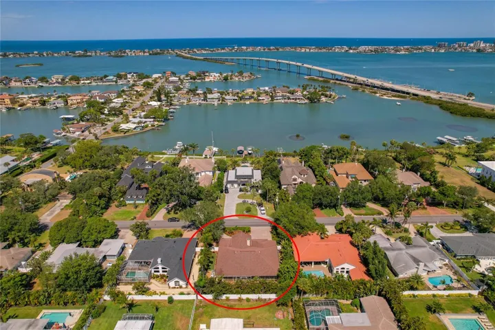 HARBOR BLUFFS COMMUNITY IS MINUTES TO THE BEAUTIFUL BEACHES.  WONDERFUL RESTAURANTS, SHOPPING, BANKING AND RETAIL STORES ARE A WALKING DISTANCE AWAY.