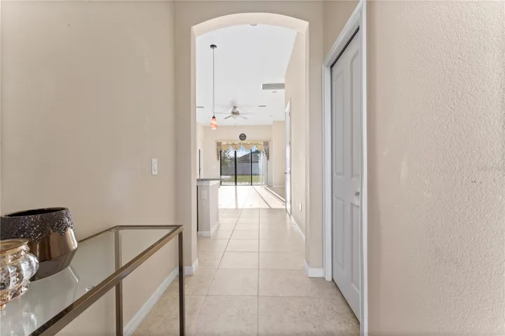 Foyer, closet