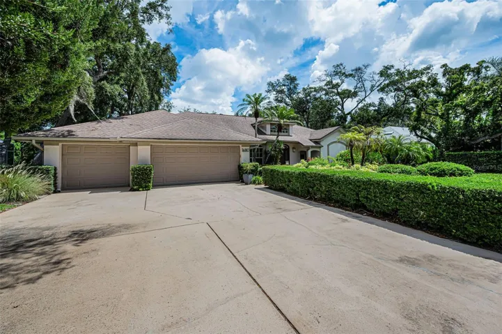 Front Exterior/Driveway