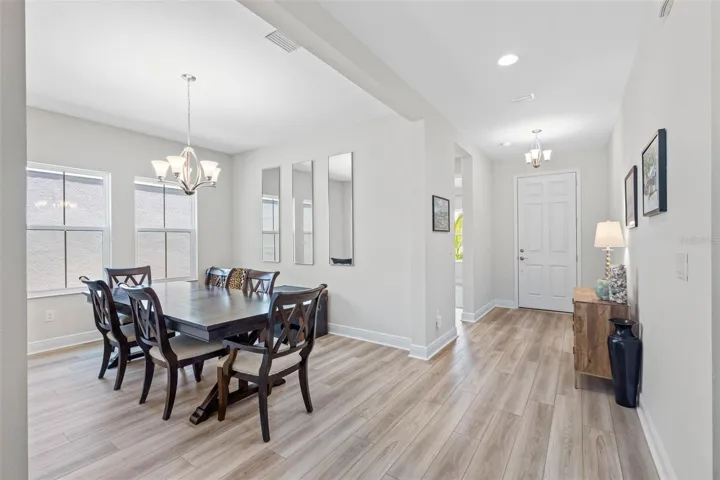Cozy, light and bright dining room