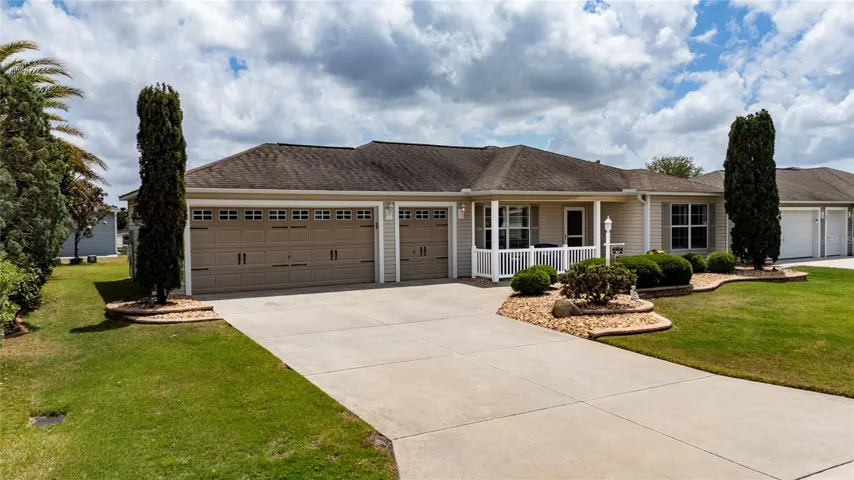 Driveway and 2-car plus golf cart garage on Fenwick Loop