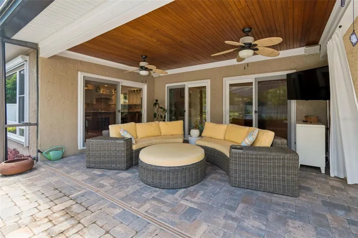 HUGE Covered Lanai