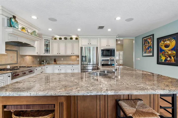 Gorgeous Island w/Granite Counter