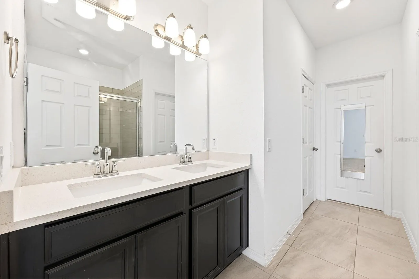 Primary en-suite bath.