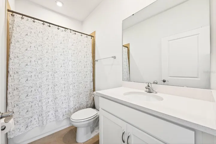 Second full/en-suite bath.