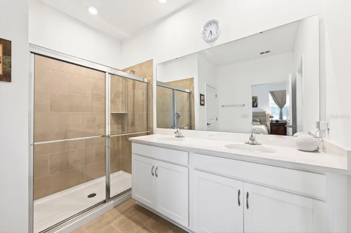 Primary en-suite bath.