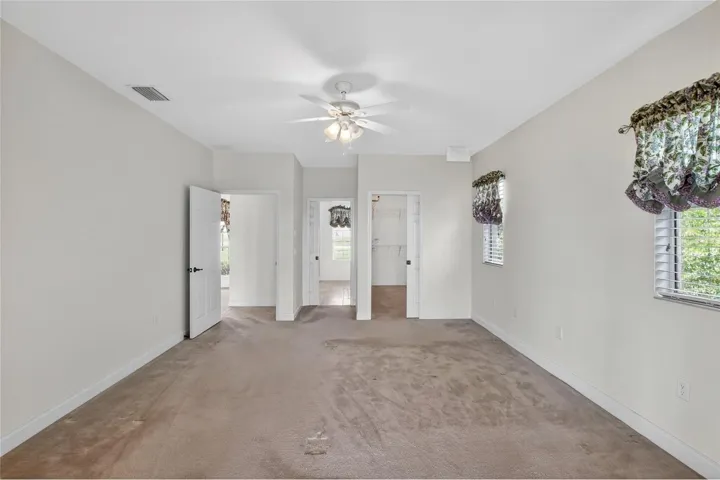 And the primary suite—with its en-suite bath and spacious walk-in closet—keeps that same connection, with light and the lake never far from view.