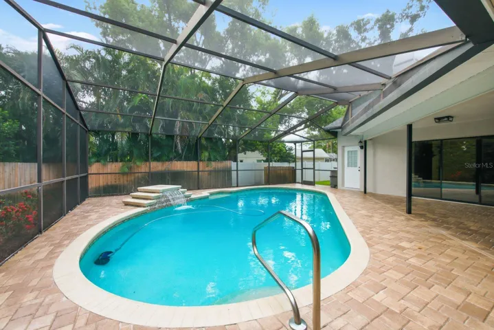 Rescreened pool cage