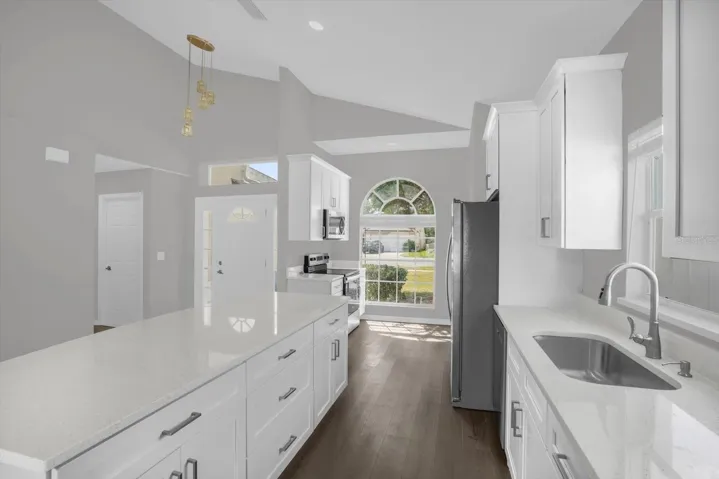 Kitchen - Quartz countertops