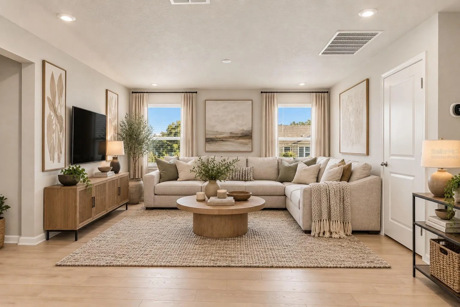 Spacious & bright loft area - virtually staged