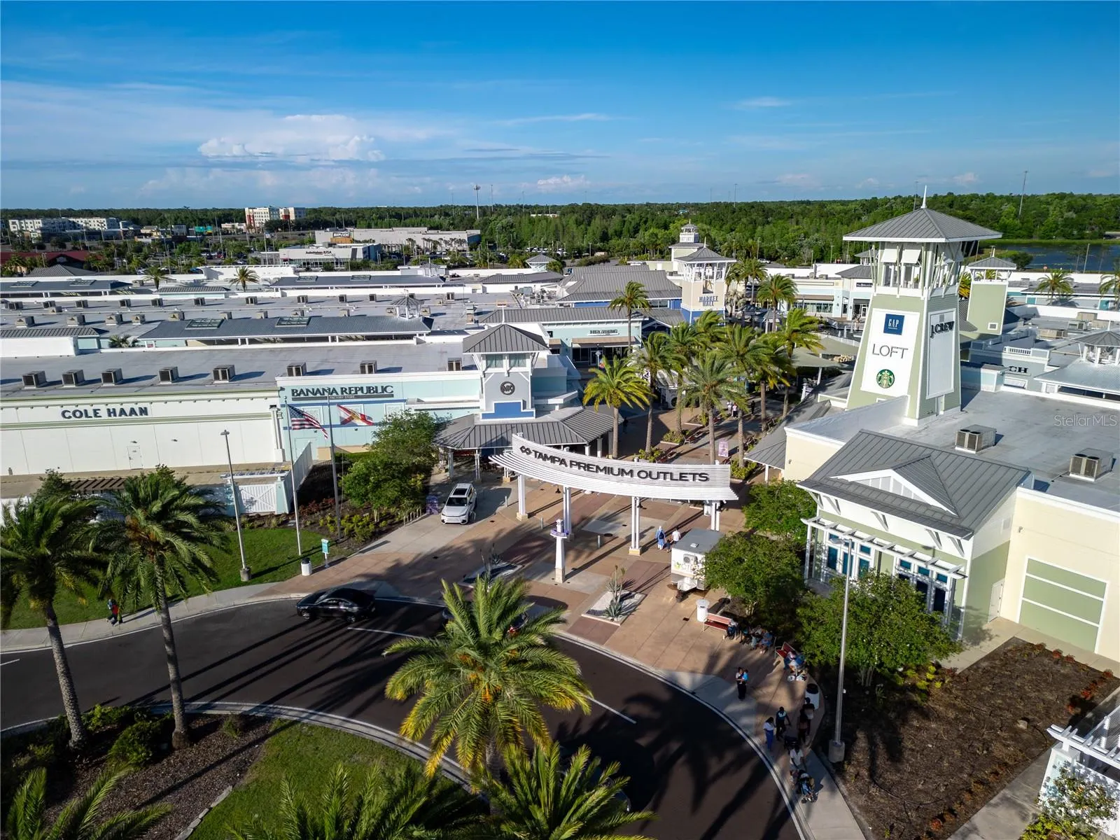 1.8 Miles from the Tampa outlets + lots of shopping & dinning!