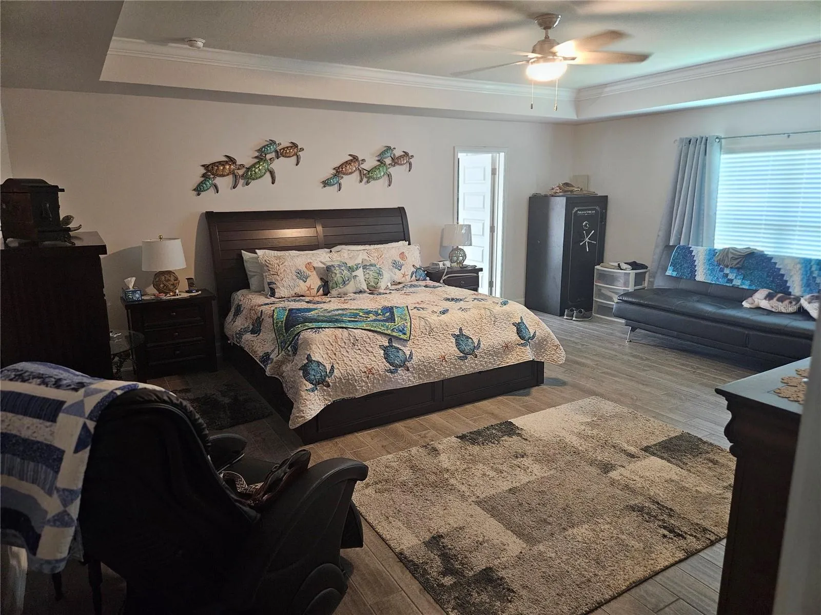Master bedroom, tray ceiling and fan
