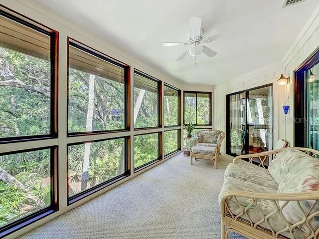 Florida Room: Overlooking greenbelt