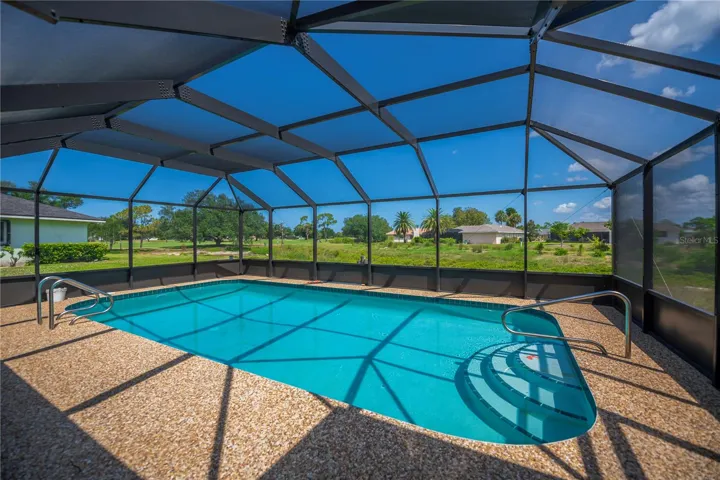 Beautiful pool with new cage 2024