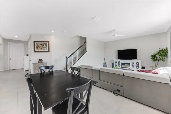 FLEX SPACE BETWEEN KITCHEN AND LICING AREA
