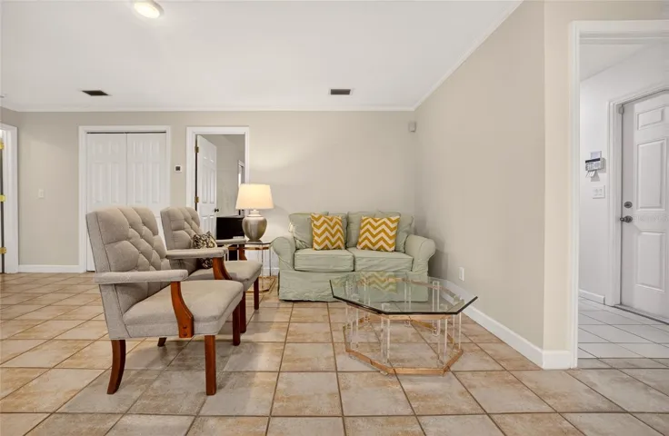 FAMILY ROOM SITTING AREA IN KITCHEN