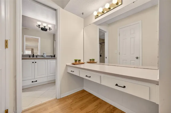 MAKE-UP VANITY DRESSING ROOM