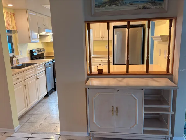 Bar to Kitchen
