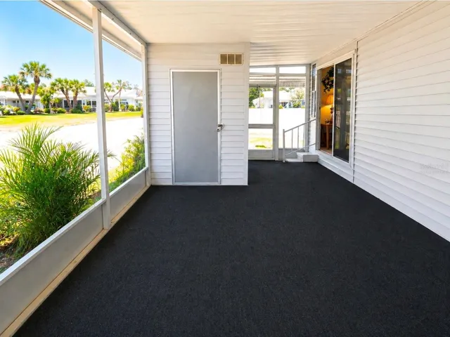 Lanai without furniture virtually staged