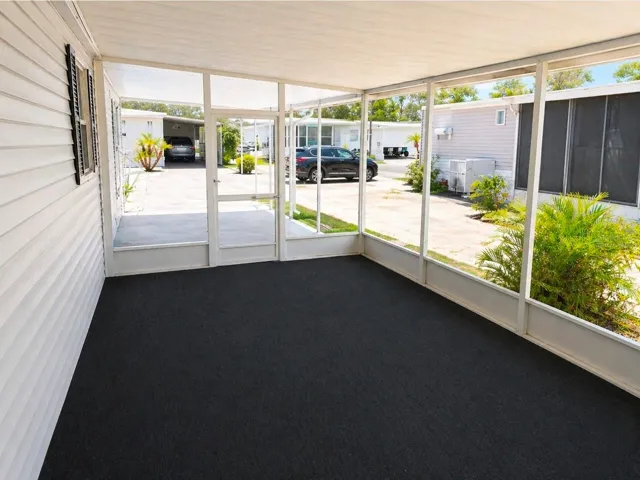 Lanai without furniture virtually staged