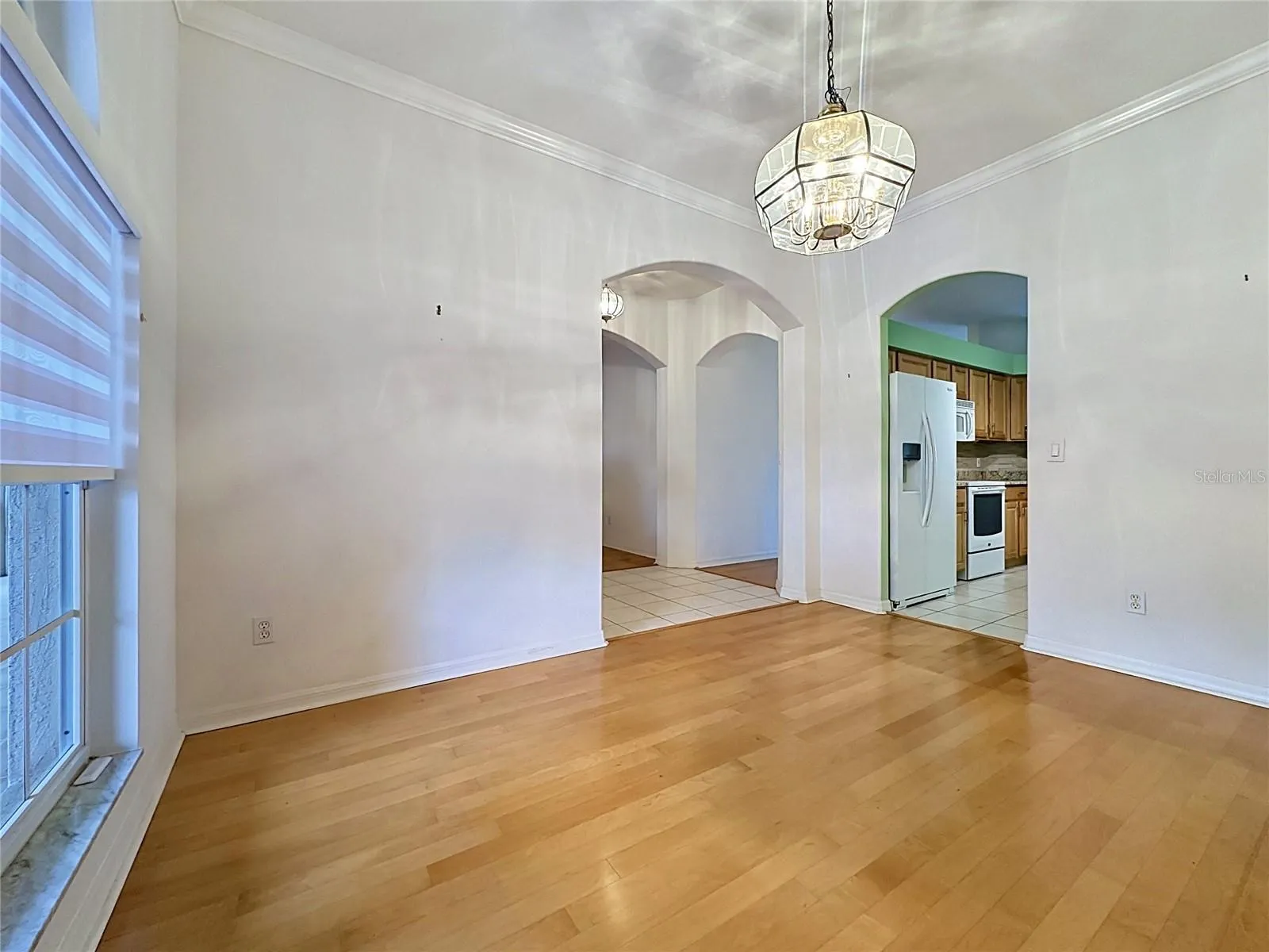 Dining Room entrance to kitchen