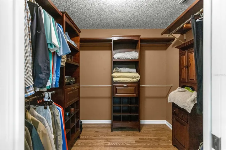 WALK-IN CLOSET