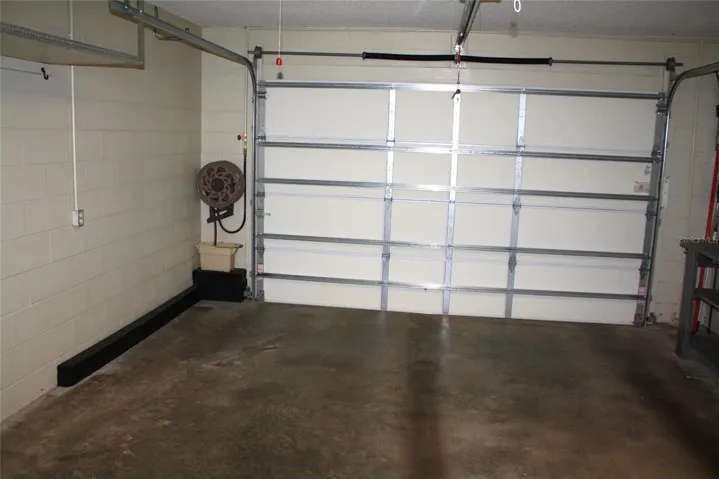 NEW GARAGE DOOR OPEN W/REMOTE
