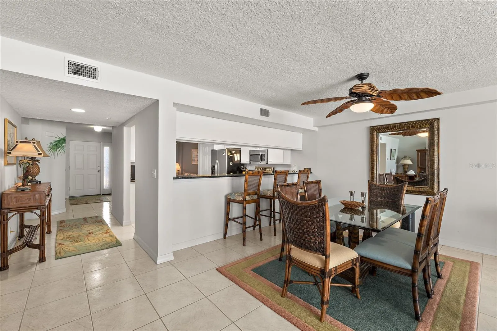 Formal Dining &amp; Breakfast Bar