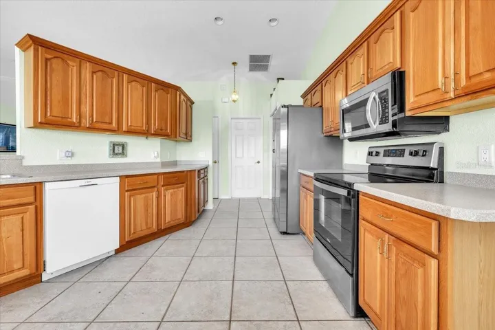 pull out drawers in lower cabinets