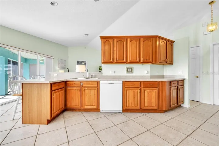 pull out drawers in lower cabinets