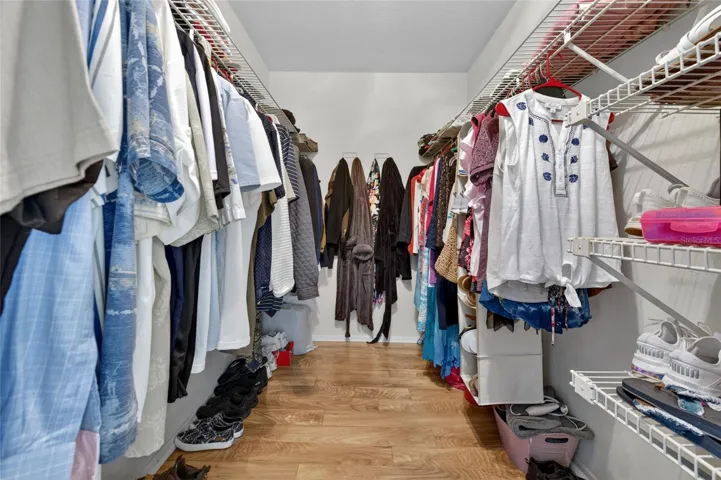 WALK IN CLOSET