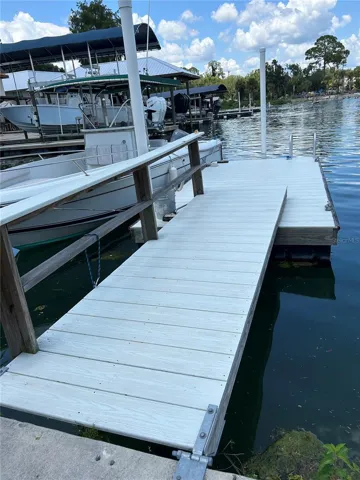 FLOATING DOCK