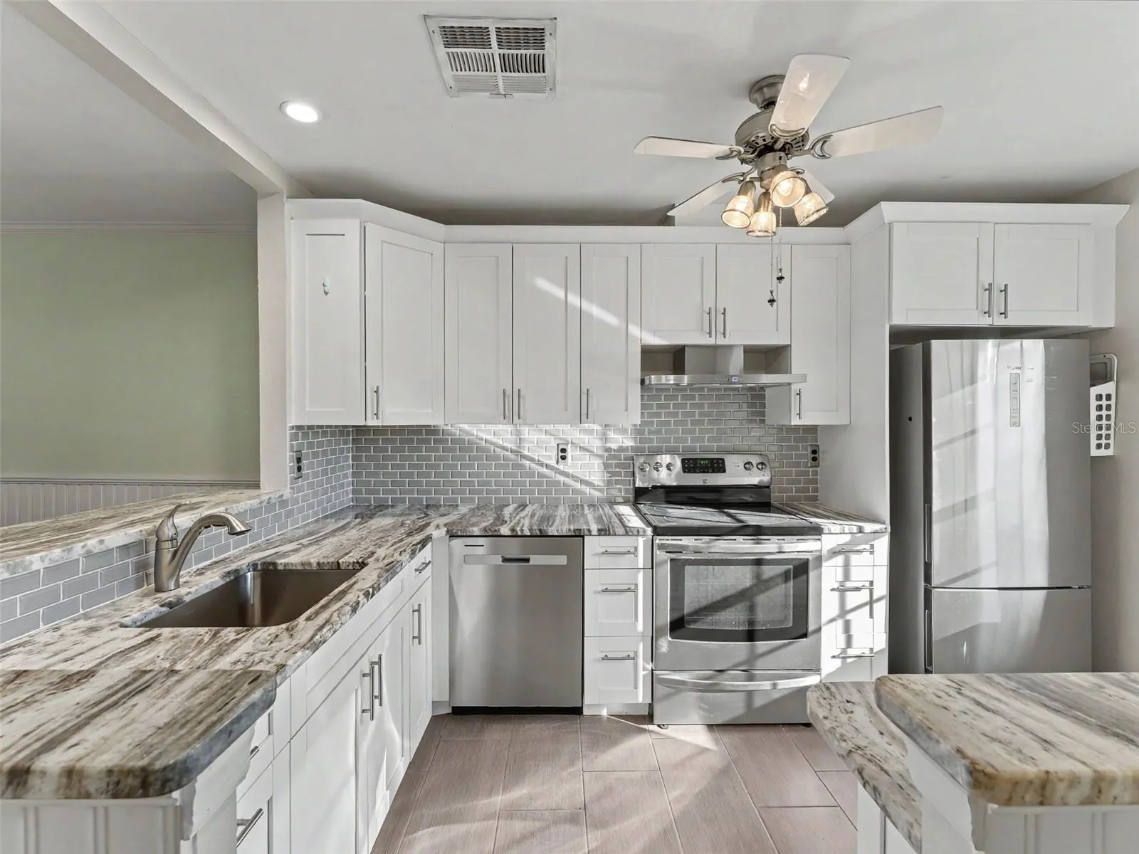 Beautiful kitchen w/ plenty of cabinet space