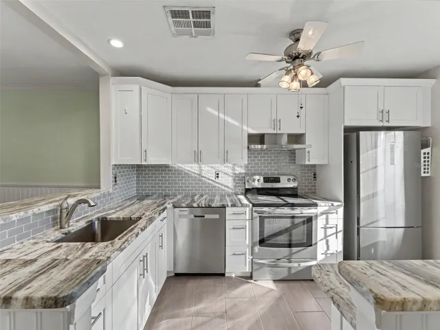 Beautiful kitchen w/ plenty of cabinet space