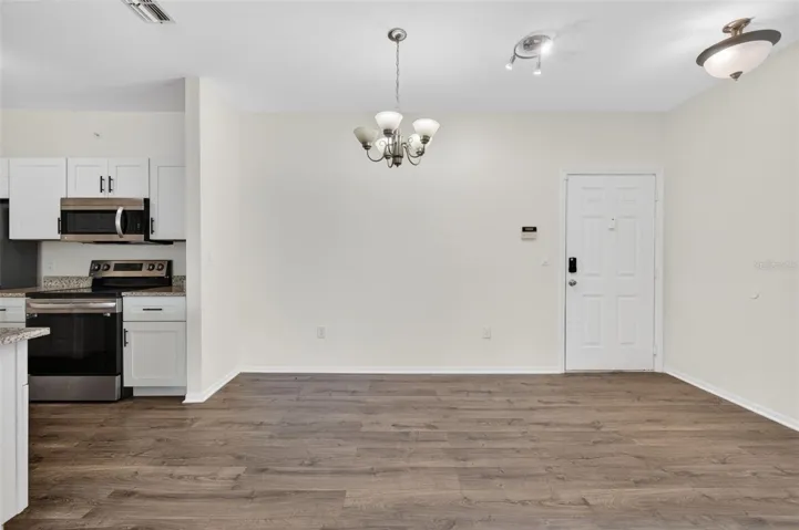 Entrance door & dinning area