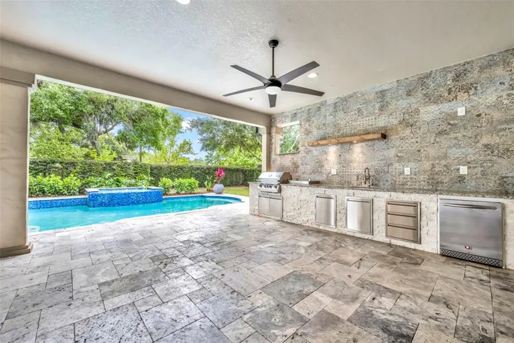Covered rear lanai & summer kitchen