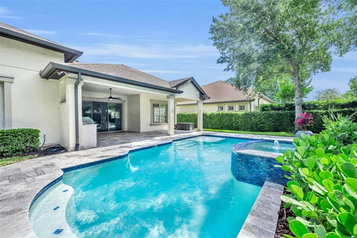 Beautiful, large swimming pool with shallow ledge for sitting