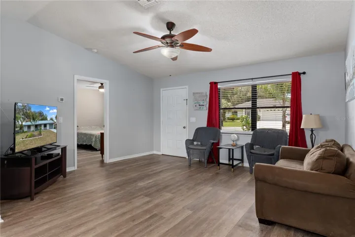 Open living room and dining area (picture 4)