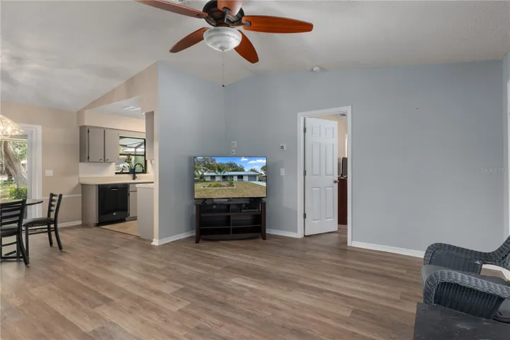 Open living room and dining area (picture 2)