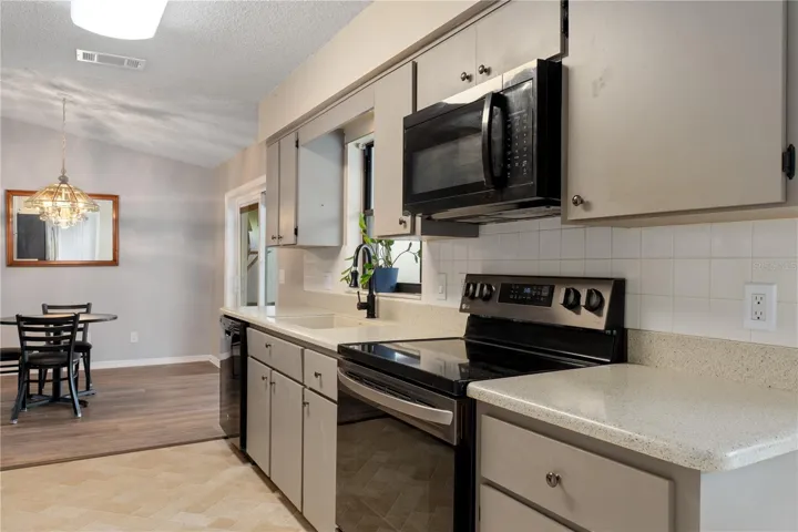 Galley Kitchen (Picture 4)