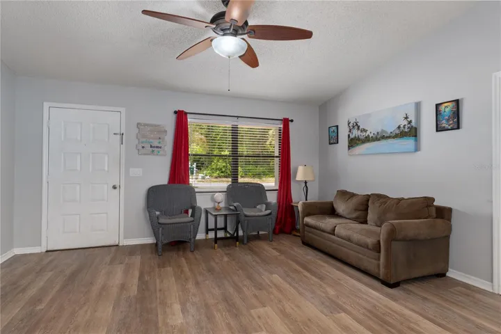 Open living room and dining area (picture 3)