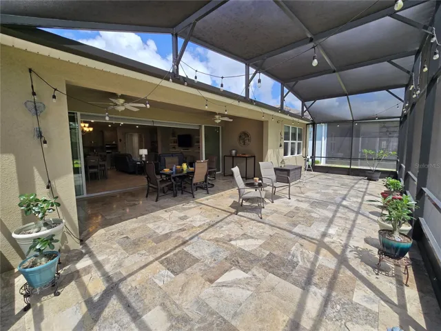 Huge Lanai & screen room!